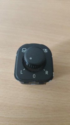MIRROR ADJUSTMENT SWITCH